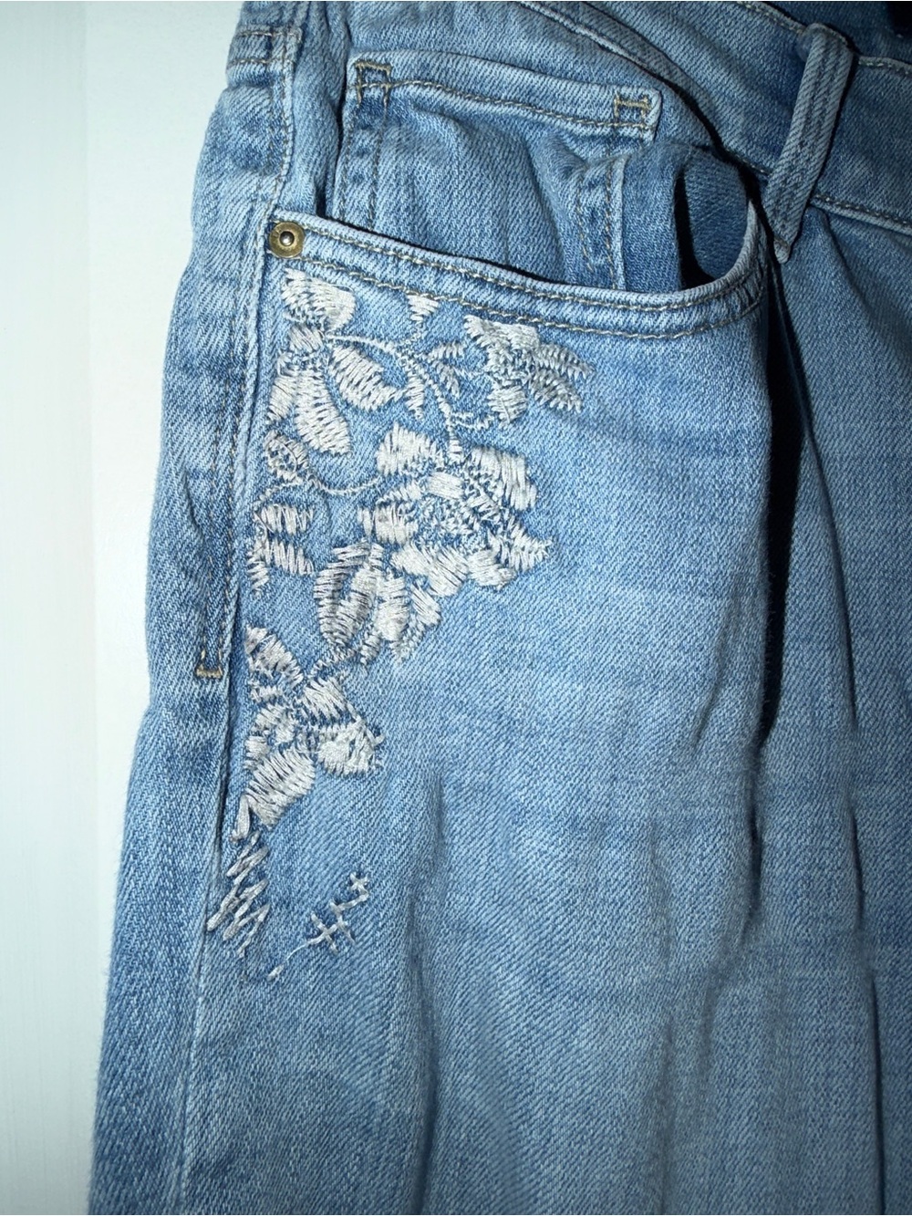 Y2K Light Blue Women's Jeans with Embroidered Floral Detail